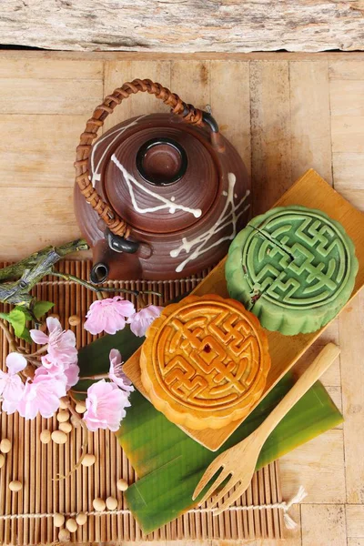 Bolo de lua do festival - bolo chinês e chá — Fotografia de Stock