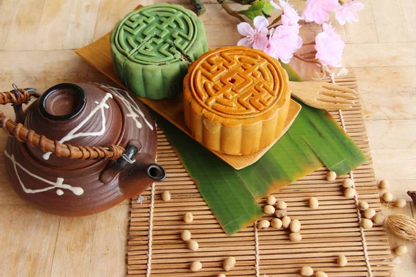 Festival gâteau de lune gâteau chinois et thé — Photo