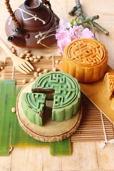 Festival moon cake - Chinese cake and tea — Stock Photo, Image