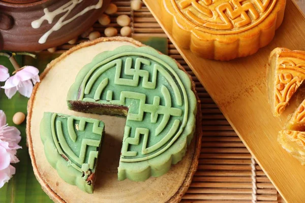 Festival moon cake - Chinese cake and tea — Stock Photo, Image