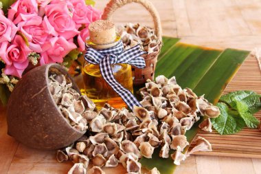 Arka plan ağaç Moringa oleifera petrol ve tohumlar üzerinde