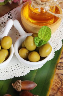 Ahşap arka plan üzerinde sağlık için zeytin yağı