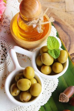 Ahşap arka plan üzerinde sağlık için zeytin yağı