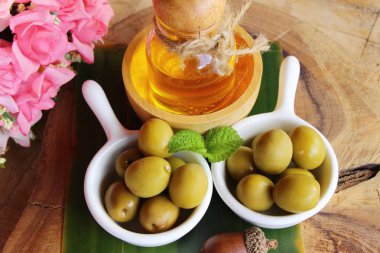 Ahşap arka plan üzerinde sağlık için zeytin yağı