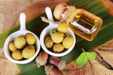 Ahşap arka plan üzerinde sağlık için zeytin yağı