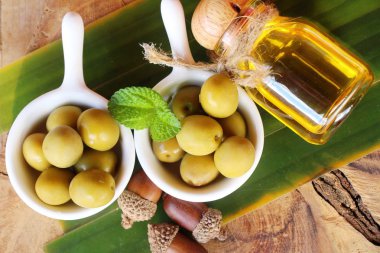 Ahşap arka plan üzerinde sağlık için zeytin yağı