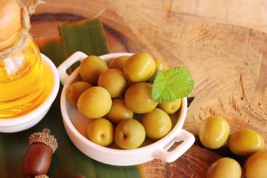 Ahşap arka plan üzerinde sağlık için zeytin yağı