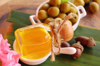 Ahşap arka plan üzerinde sağlık için zeytin yağı