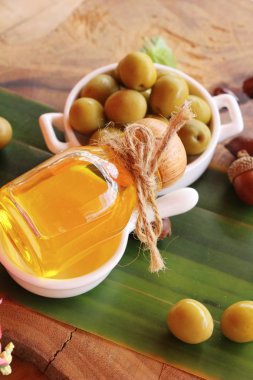 Ahşap arka plan üzerinde sağlık için zeytin yağı