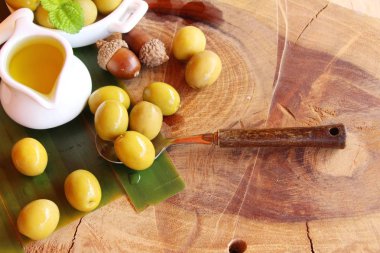 Ahşap arka plan üzerinde sağlık için zeytin yağı