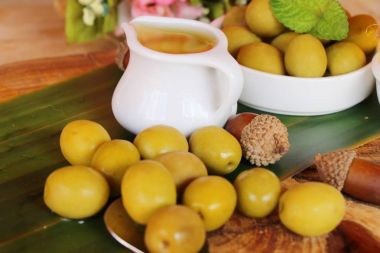 Ahşap arka plan üzerinde sağlık için zeytin yağı