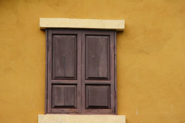 Ventana y pared de ladrillo es de estilo vintage —  Fotos de Stock