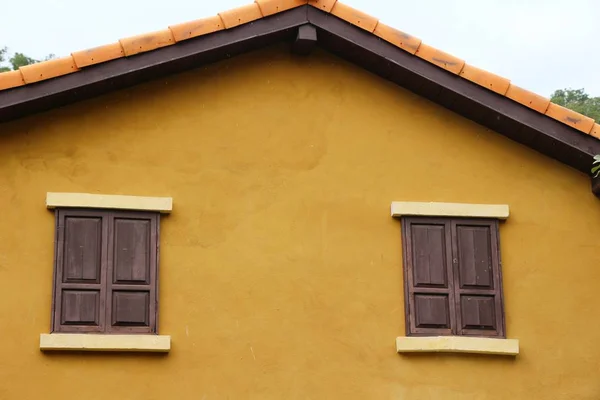 Ventana y pared de ladrillo es de estilo vintage —  Fotos de Stock