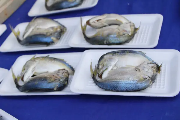 Рыба макрель, приготовленная на пару вкусно на рынке — стоковое фото