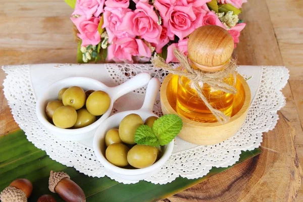 Ahşap arka plan üzerinde sağlık için zeytin yağı