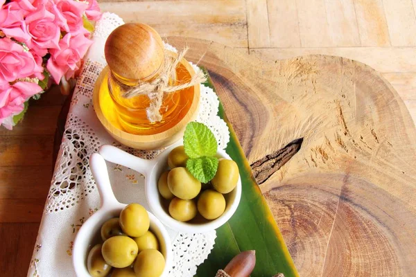 Ahşap arka plan üzerinde sağlık için zeytin yağı