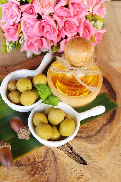 Ahşap arka plan üzerinde sağlık için zeytin yağı