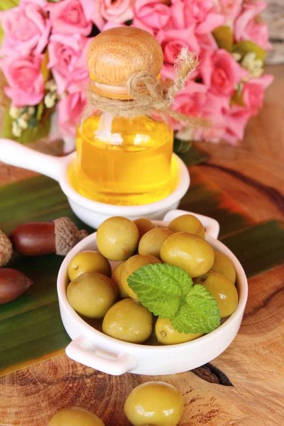 Ahşap arka plan üzerinde sağlık için zeytin yağı
