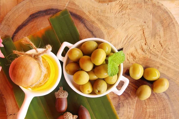 Ahşap arka plan üzerinde sağlık için zeytin yağı