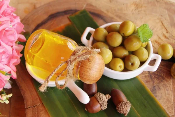 Ahşap arka plan üzerinde sağlık için zeytin yağı