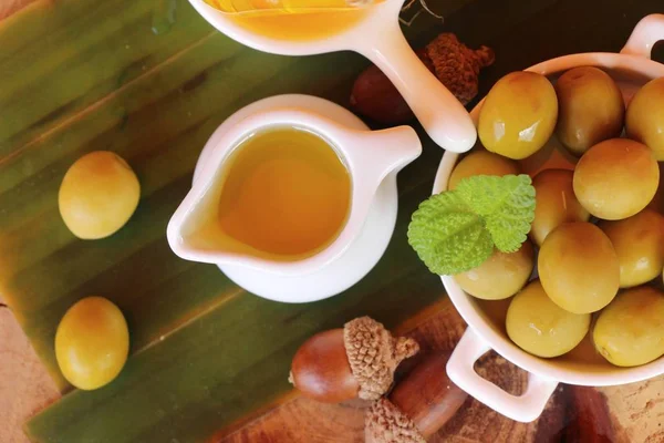 Ahşap arka plan üzerinde sağlık için zeytin yağı