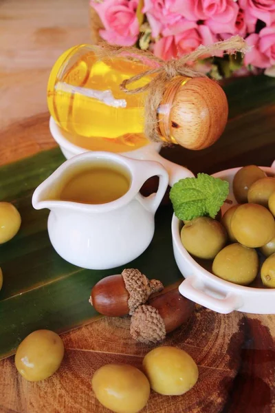 Ahşap arka plan üzerinde sağlık için zeytin yağı
