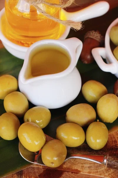 Huile d'olive pour la santé sur fond de bois — Photo