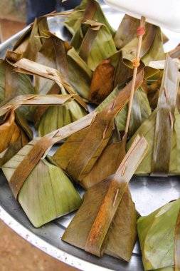 Haşlanmış balık köri yapıştır ile lezzetlidir