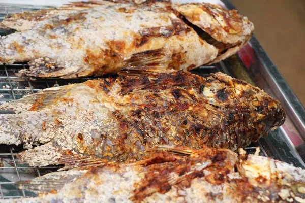 Peixe grelhado é delicioso no mercado — Fotografia de Stock