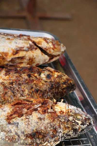 El pescado a la parrilla es delicioso en el mercado —  Fotos de Stock