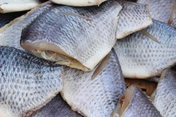 Torkad fisk för matlagning på marknaden — Stockfoto