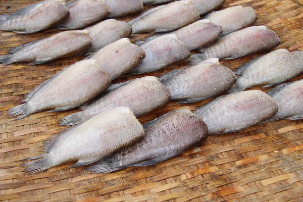 Gedroogde vis voor het koken op de markt — Stockfoto