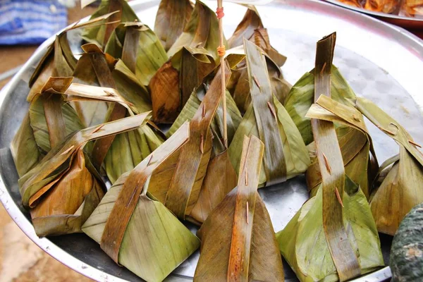 Poisson cuit à la vapeur avec de la pâte de curry est délicieux — Photo