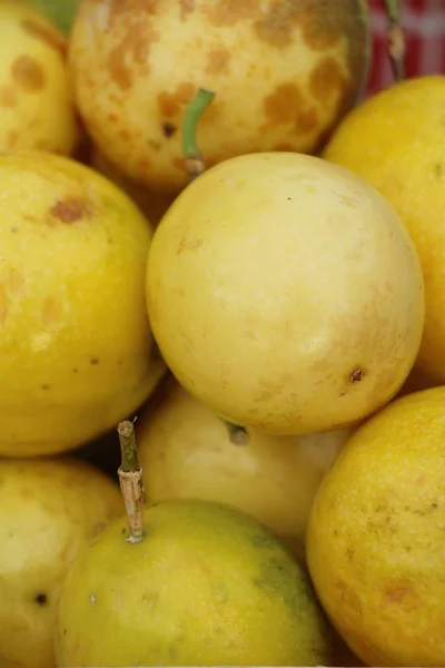 Passionsfrucht schmeckt beim Streetfood — Stockfoto