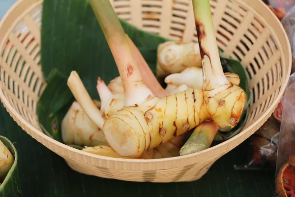 Belgili tanımlık çarşı içinde yemek pişirmek için taze havlıcan
