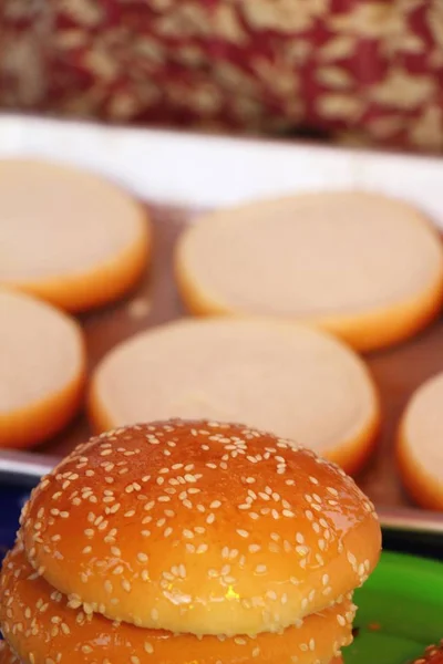 Varkensvlees met groenten hamburgers maken op straat eten — Stockfoto