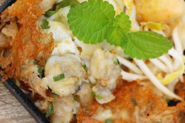 Kızarmış istiridye omlet ile gevrek nefis