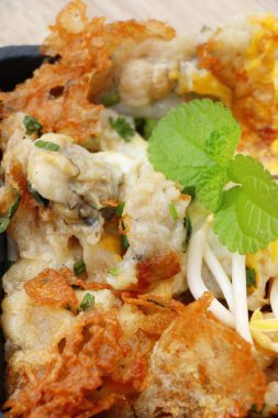 Kızarmış istiridye omlet ile gevrek nefis