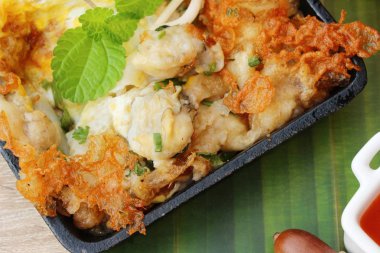 Kızarmış istiridye omlet ile gevrek nefis