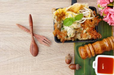 Kızarmış istiridye omlet ile gevrek nefis