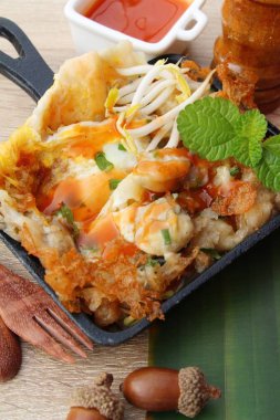 Kızarmış istiridye omlet ile gevrek nefis