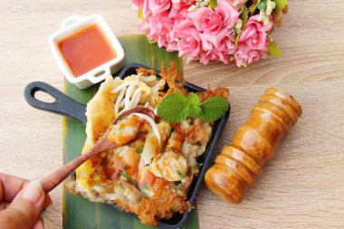 Kızarmış istiridye omlet ile gevrek nefis