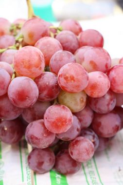 Taze meyve üzümleri sokak yemeklerinde lezzetlidir.