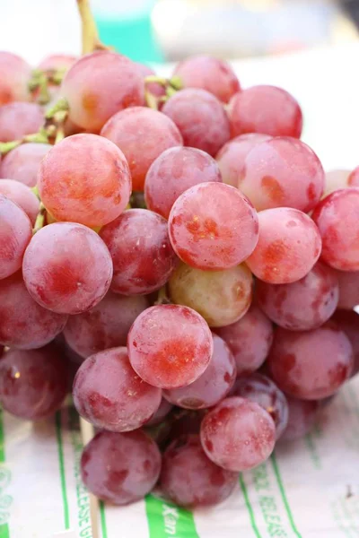 Taze meyve üzümleri sokak yemeklerinde lezzetlidir.