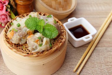 Çince buğulanmış hamur tatlısı soslu lezzetli