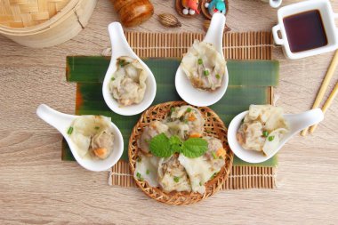 Çince buğulanmış hamur tatlısı soslu lezzetli