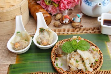 Çince buğulanmış hamur tatlısı soslu lezzetli