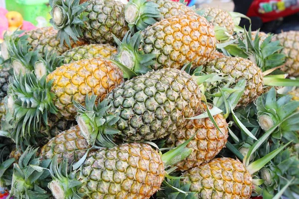 Verse ananas is heerlijk in straatvoedsel — Stockfoto