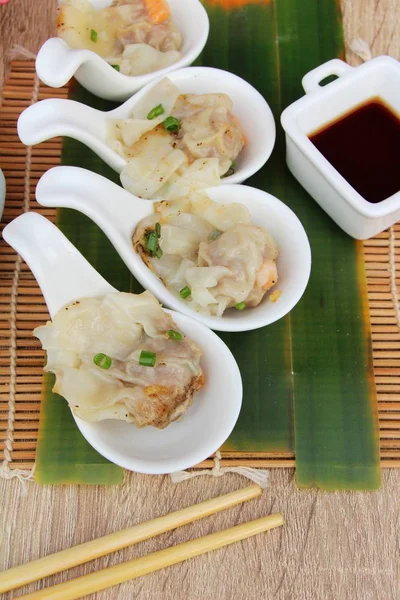 Chinesische gedämpfte Knödel mit Sauce ist köstlich — Stockfoto