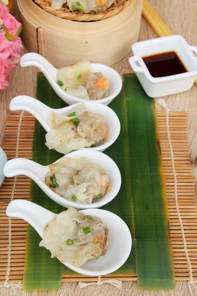 Chinese steamed dumpling with sauce is delicious — Stock Photo, Image